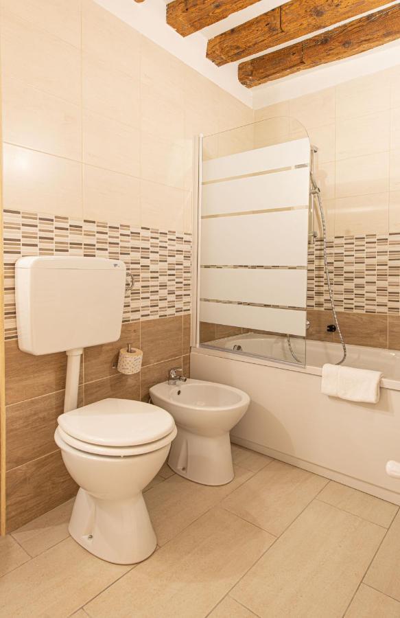 Ca' Leoncino - Venice Canal Front Apartment Buitenkant foto