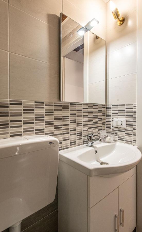Ca' Leoncino - Venice Canal Front Apartment Buitenkant foto